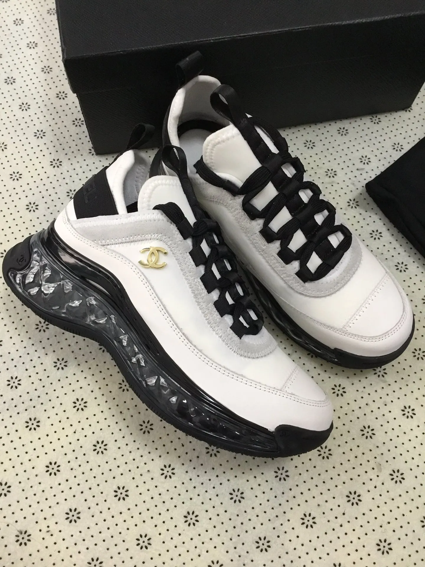 👟👟Ex-factory price 540👟👟 Original CHANEL 2025 Chanel Four Seasons Casual Sports Shoes Original Cover Lasting for Women is made one to one with original lasting technology. Fabric: first layer of silk cowhide with high-elastic lycra and knitted fabric, comfortable and breathable. TPU 3-in-1 ultra-light outsole. Comfortable on the foot. Versatile. Built-in 2 cm brand heightening insole, size: women's 35-41